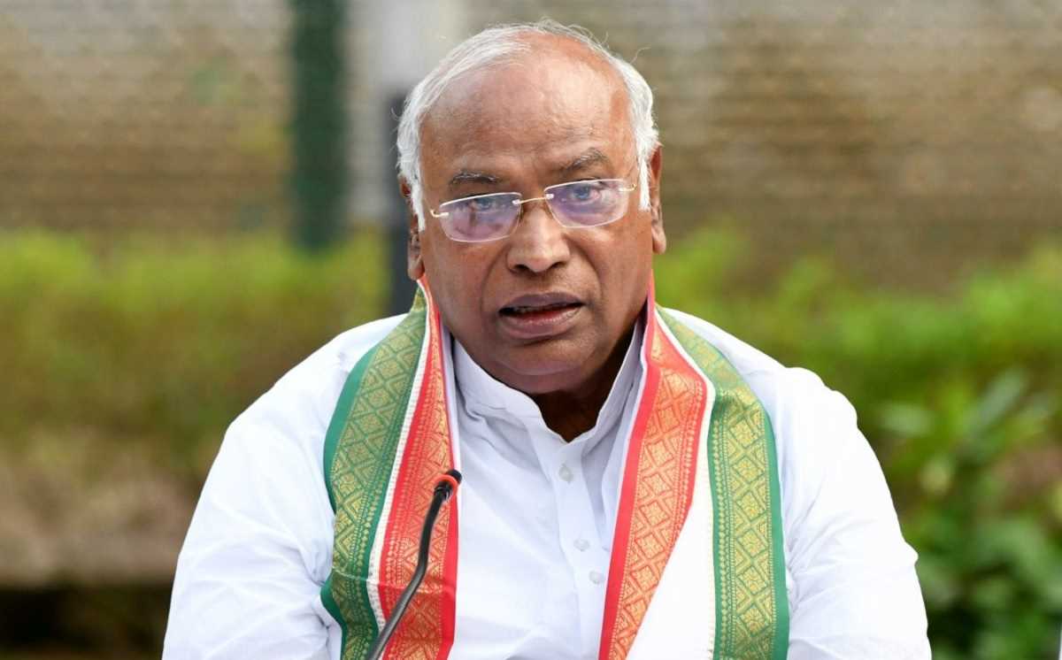 बडगाम में खाई में गिरी बस, 4 जवान शहीद, खरगे ने जताया दुख